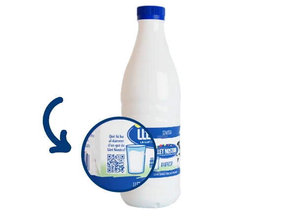 L'imatge indica on pots torbar el QR per escanejar a les ampolles d'un litre i mig.